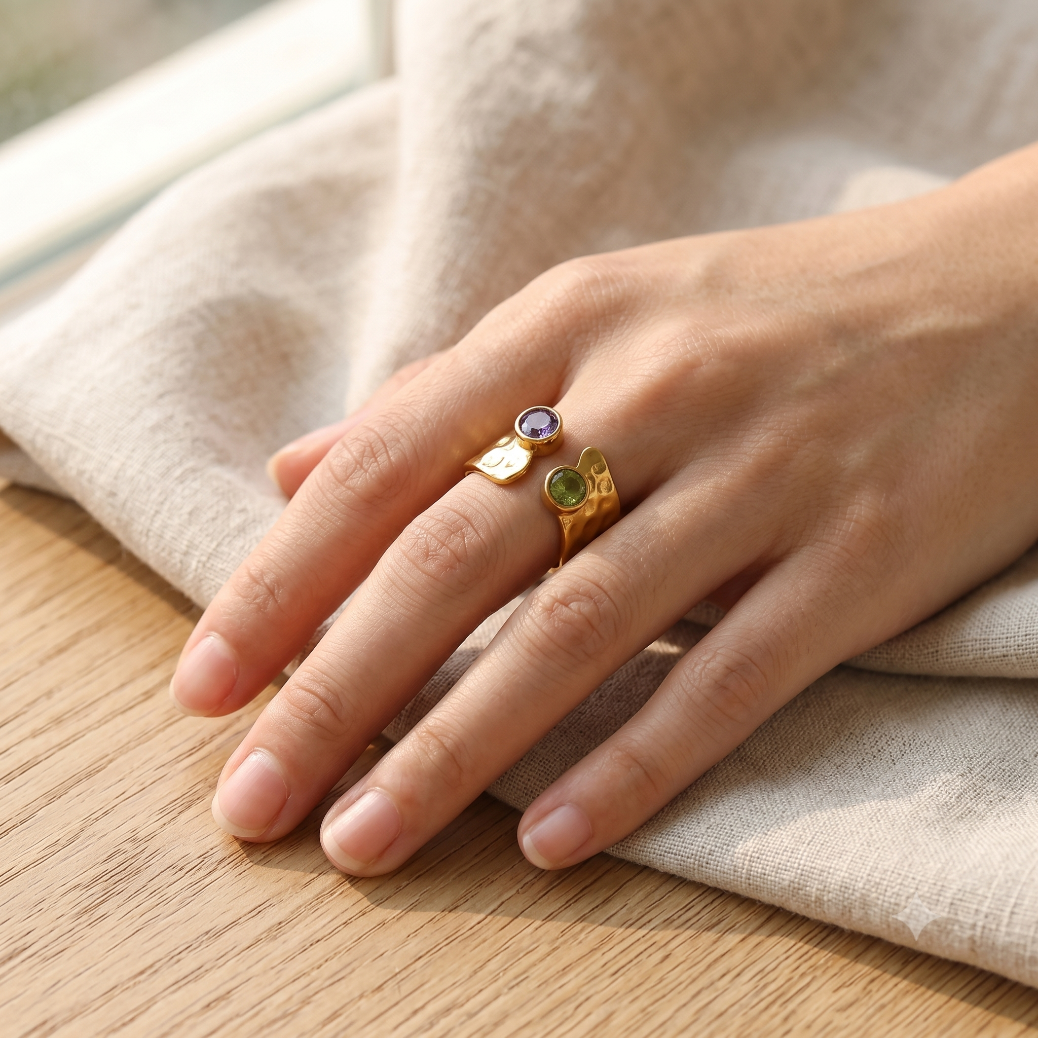 Ayla Hammered Ring – Flatlay mit grünem und lila Zirkon
