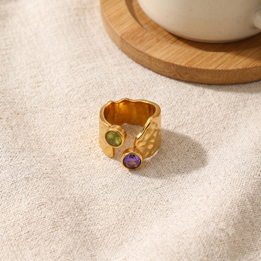 Ayla Hammered Ring – gehämmerter Ring mit Zirkon, Gold, Lunaswear