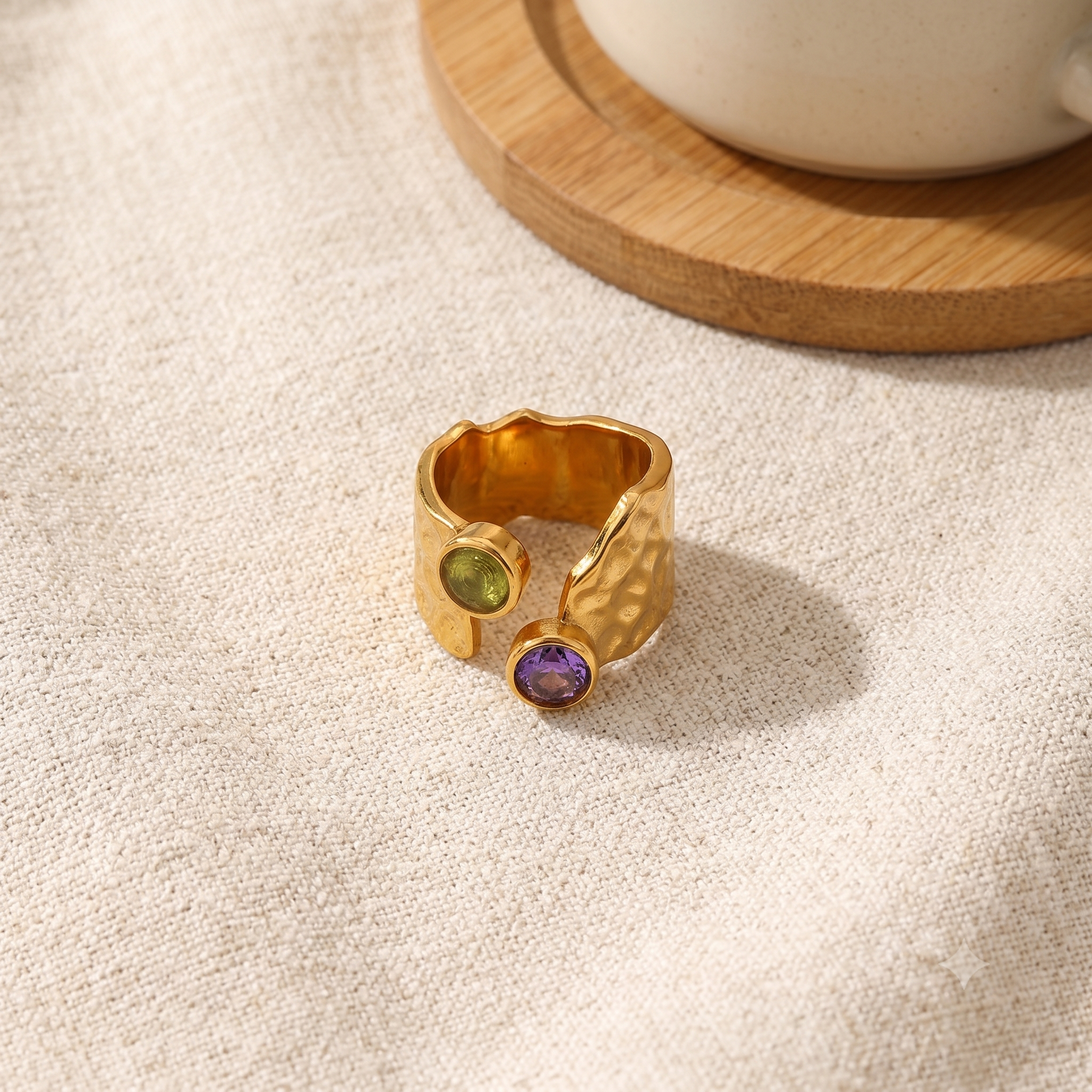Ayla Hammered Ring – gehämmerter Ring mit Zirkon, Gold, Lunaswear