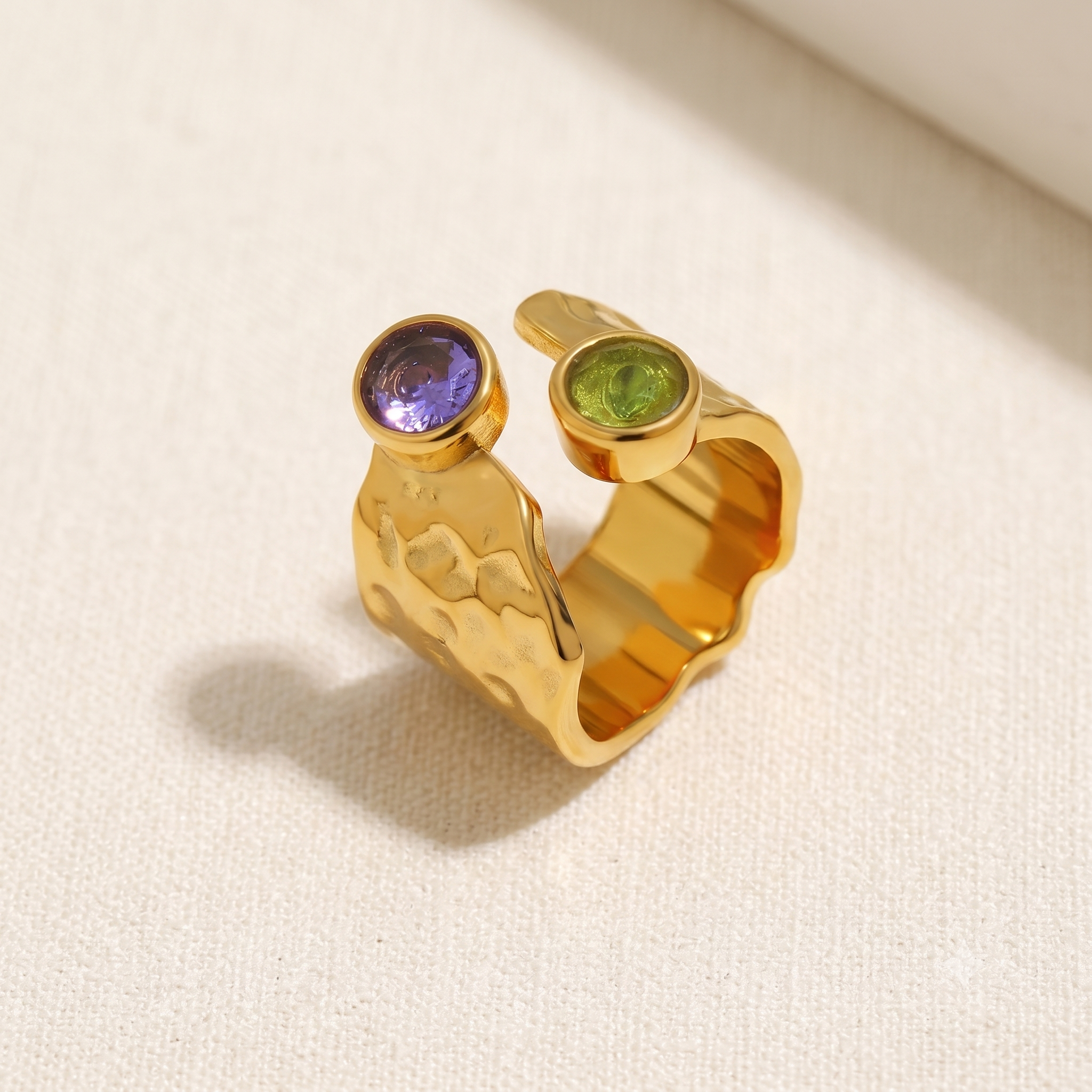 Ayla Hammered Ring – Detailaufnahme gehämmerte Oberfläche
