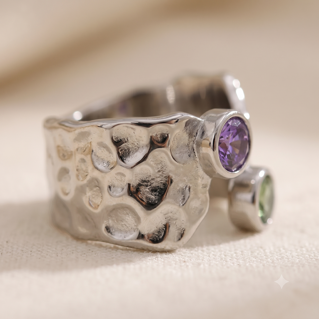 Ayla Hammered Ring – Silber, Studioaufnahme