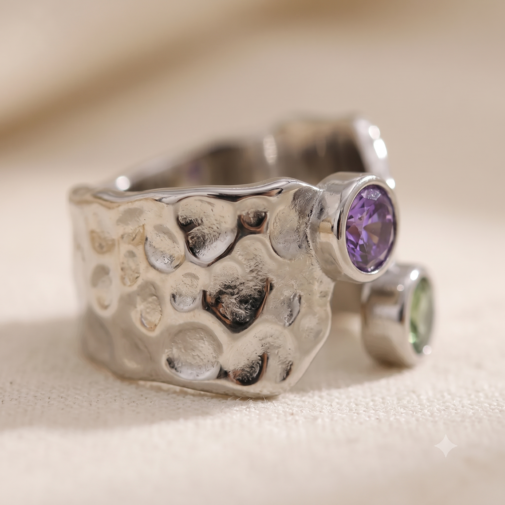 Ayla Hammered Ring – Silber, Studioaufnahme
