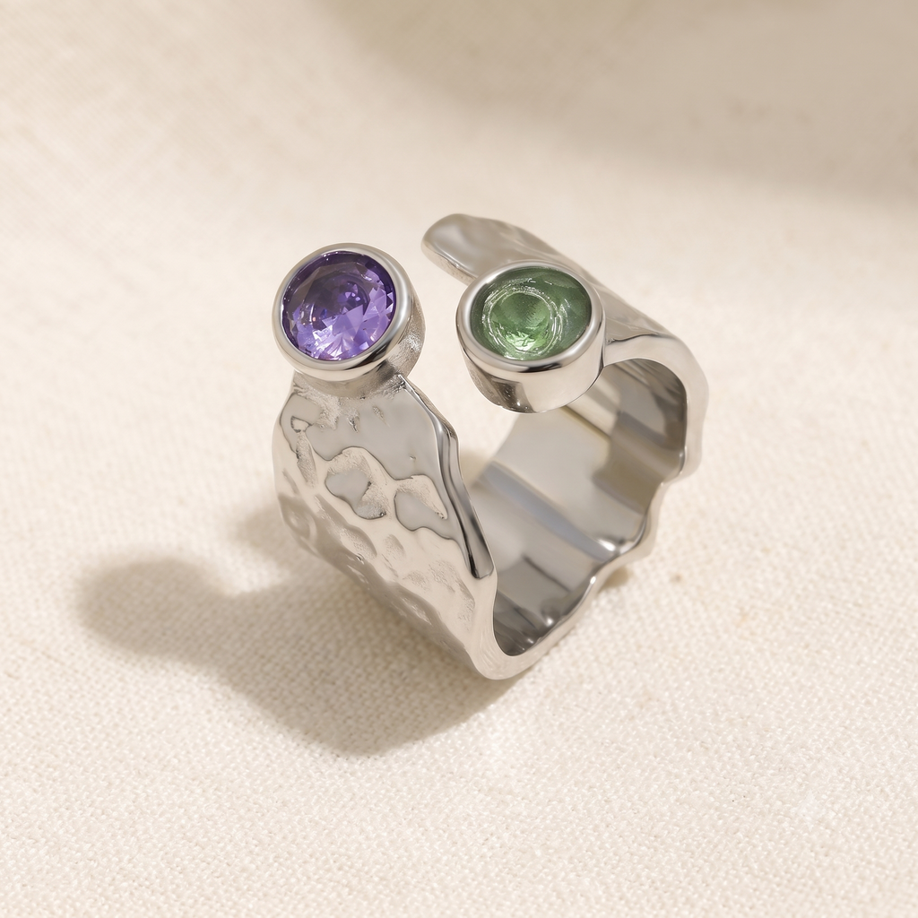 Ayla Hammered Ring – Silber, Detailaufnahme Textur