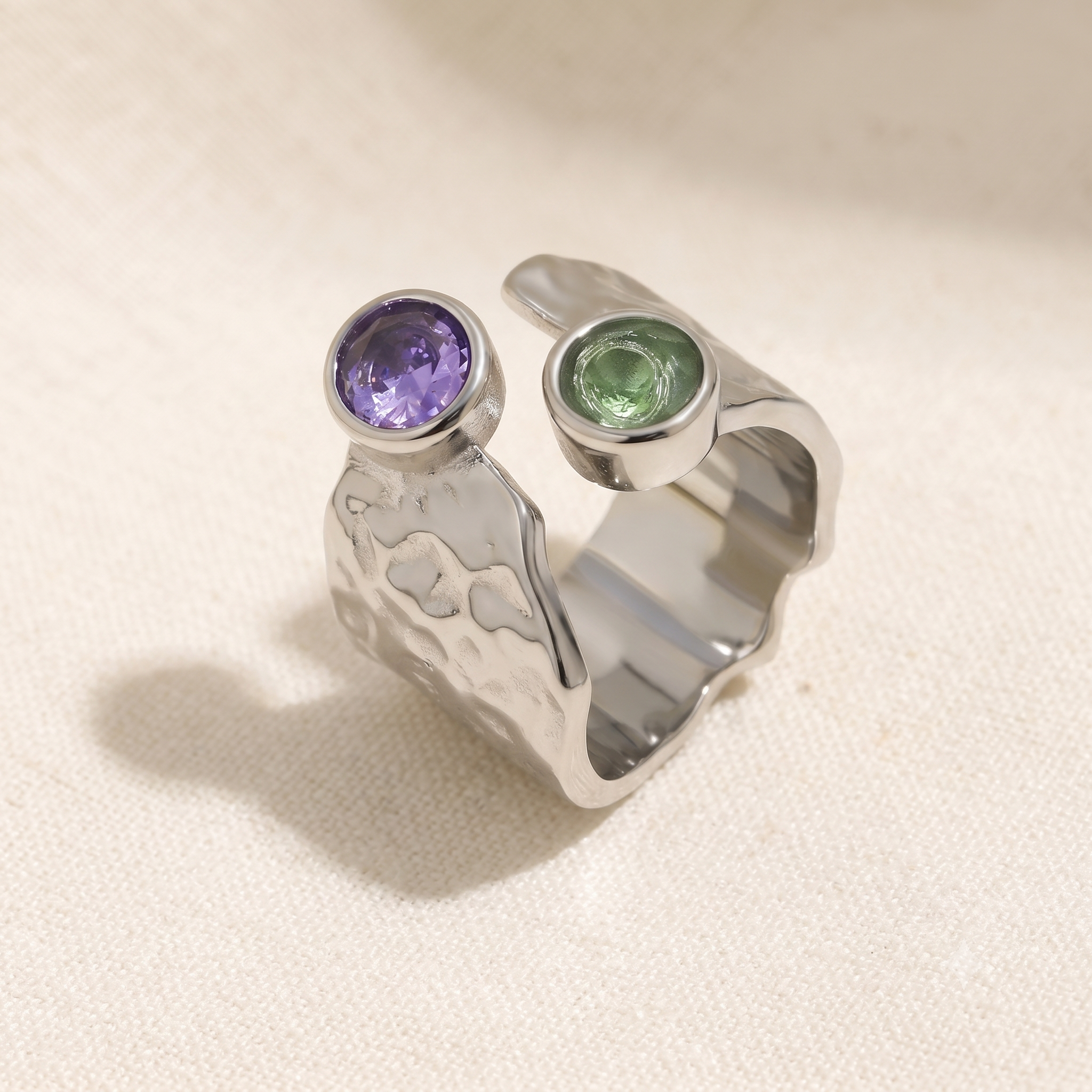 Ayla Hammered Ring – Silber, Detailaufnahme Textur