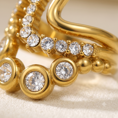 Mira Wave Ring – Studioaufnahme, goldener Statement-Ring