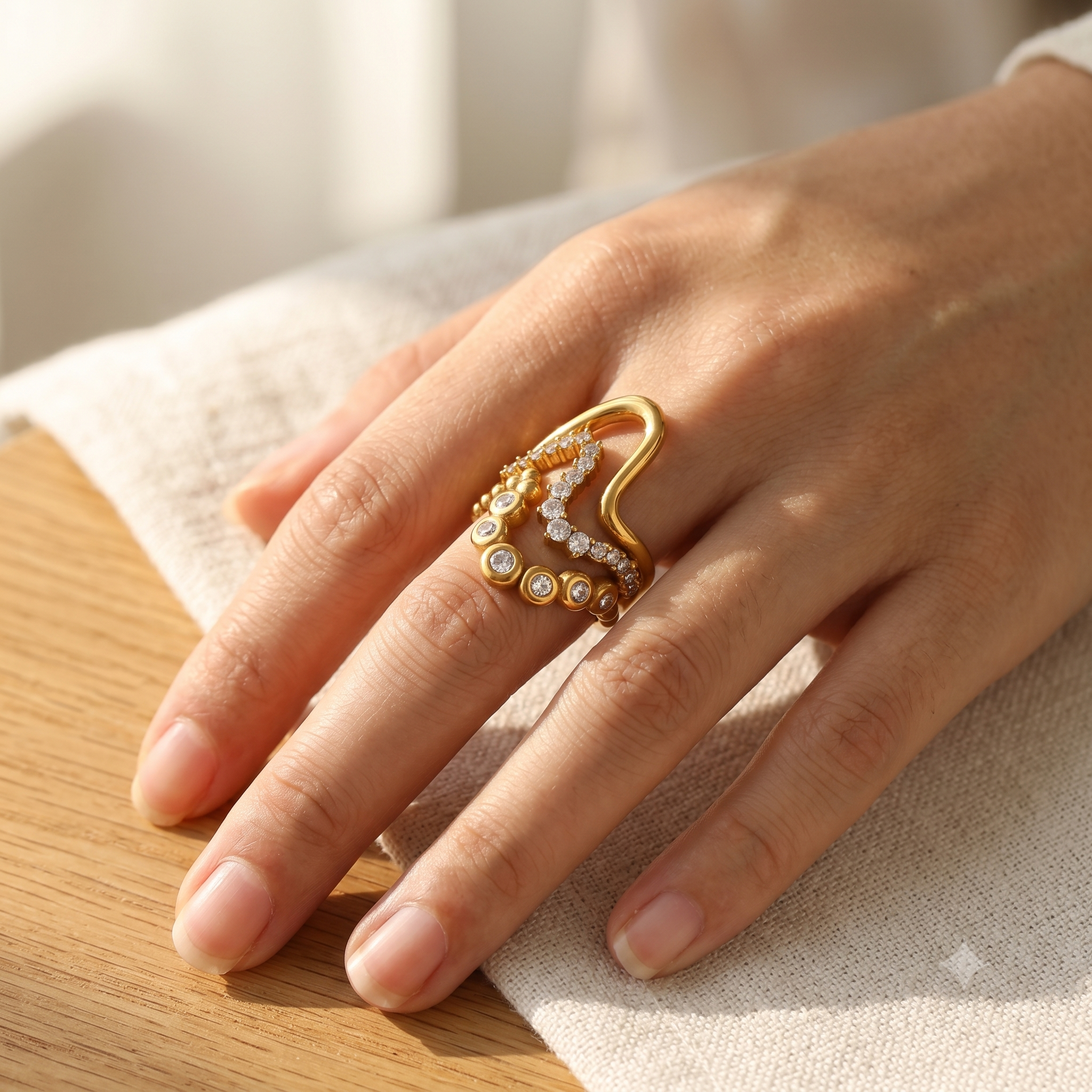 Mira Wave Ring – Flatlay mit Alltagsaccessoires, Lunaswear