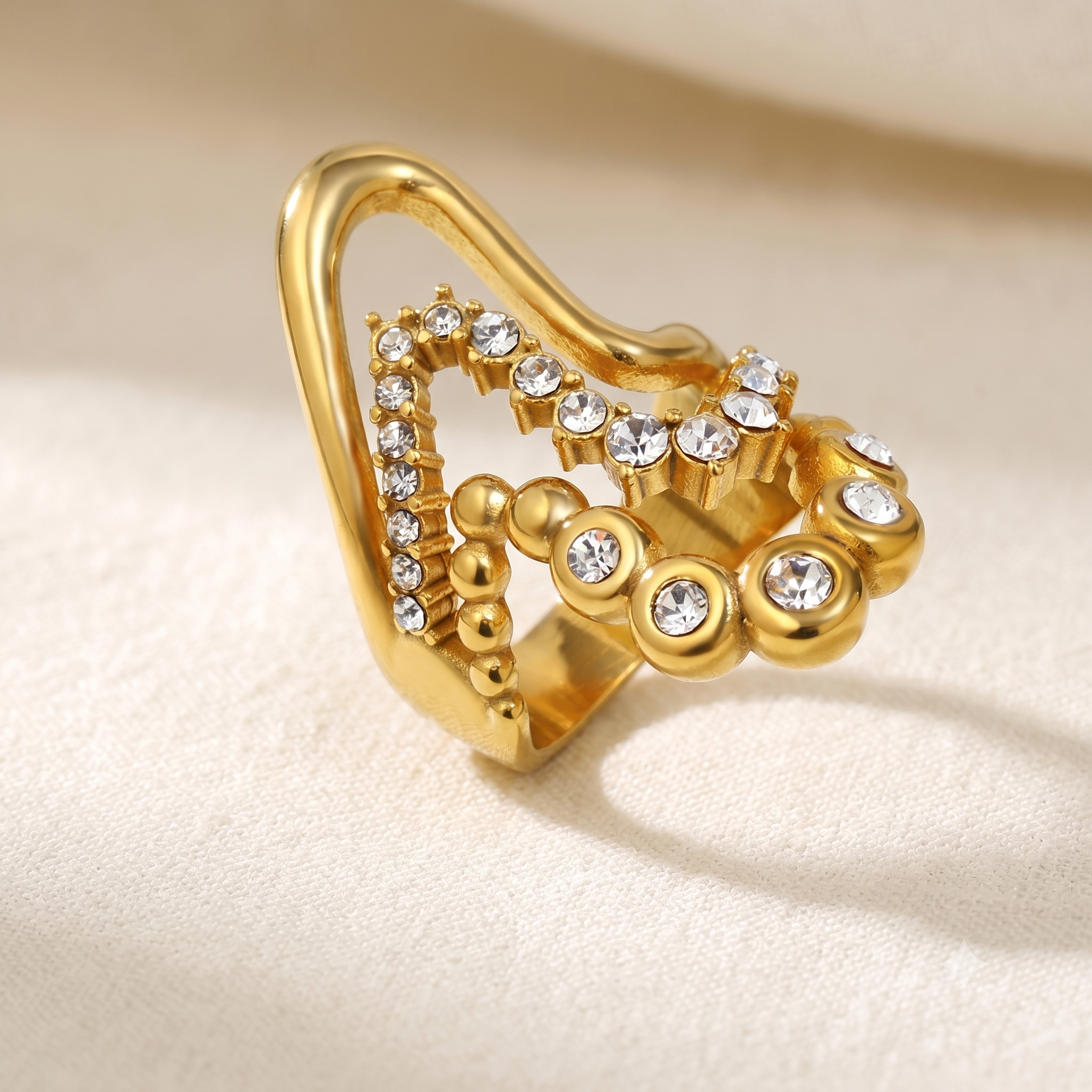 Mira Wave Ring – Detailaufnahme Wellen-Textur und Vergoldung