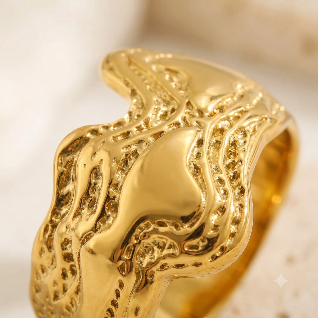 Nura Wave Ring – Studioaufnahme auf hellem Hintergrund