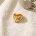 Nura Wave Ring – breiter vergoldeter Wellen-Ring, Lunaswear