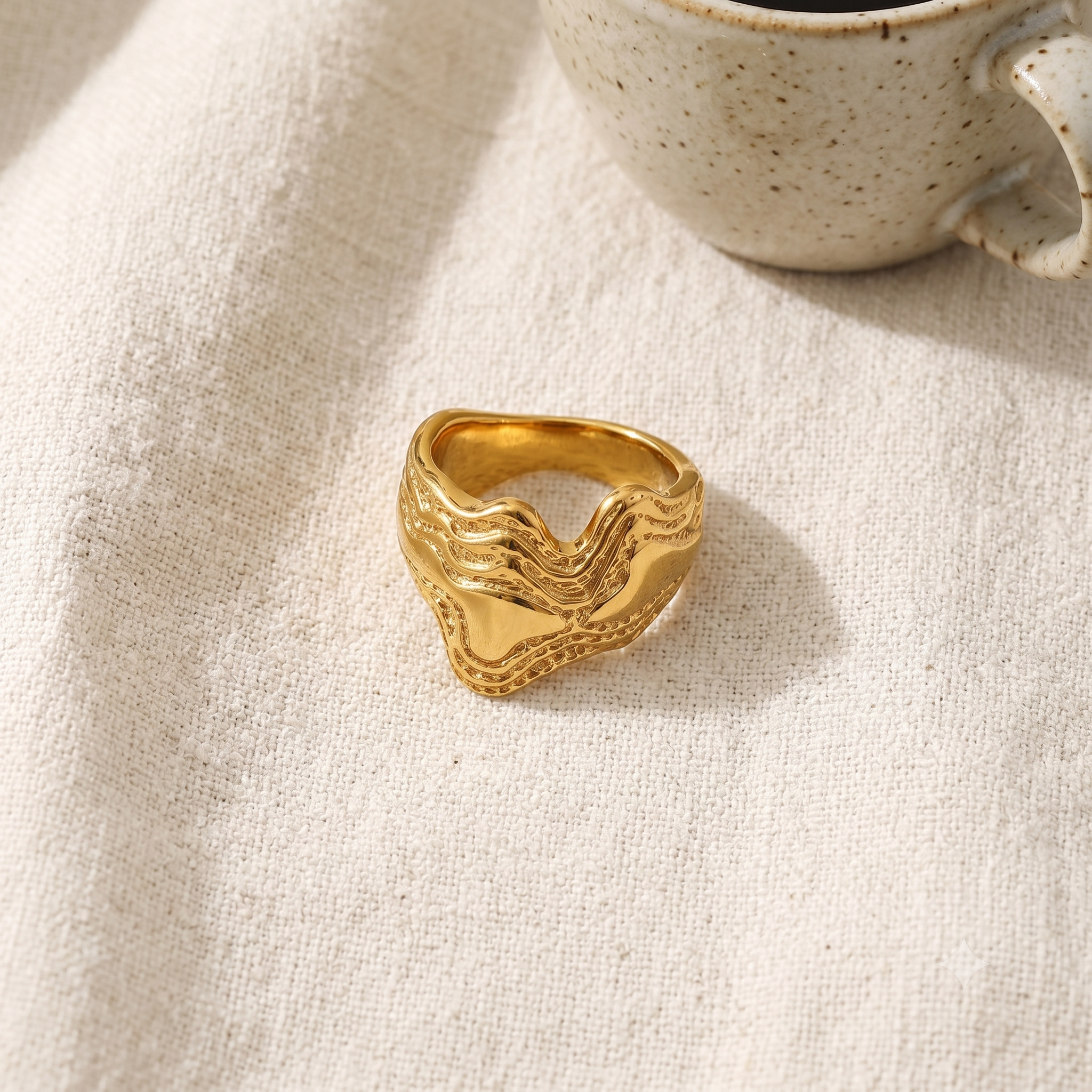 Nura Wave Ring – breiter vergoldeter Wellen-Ring, Lunaswear