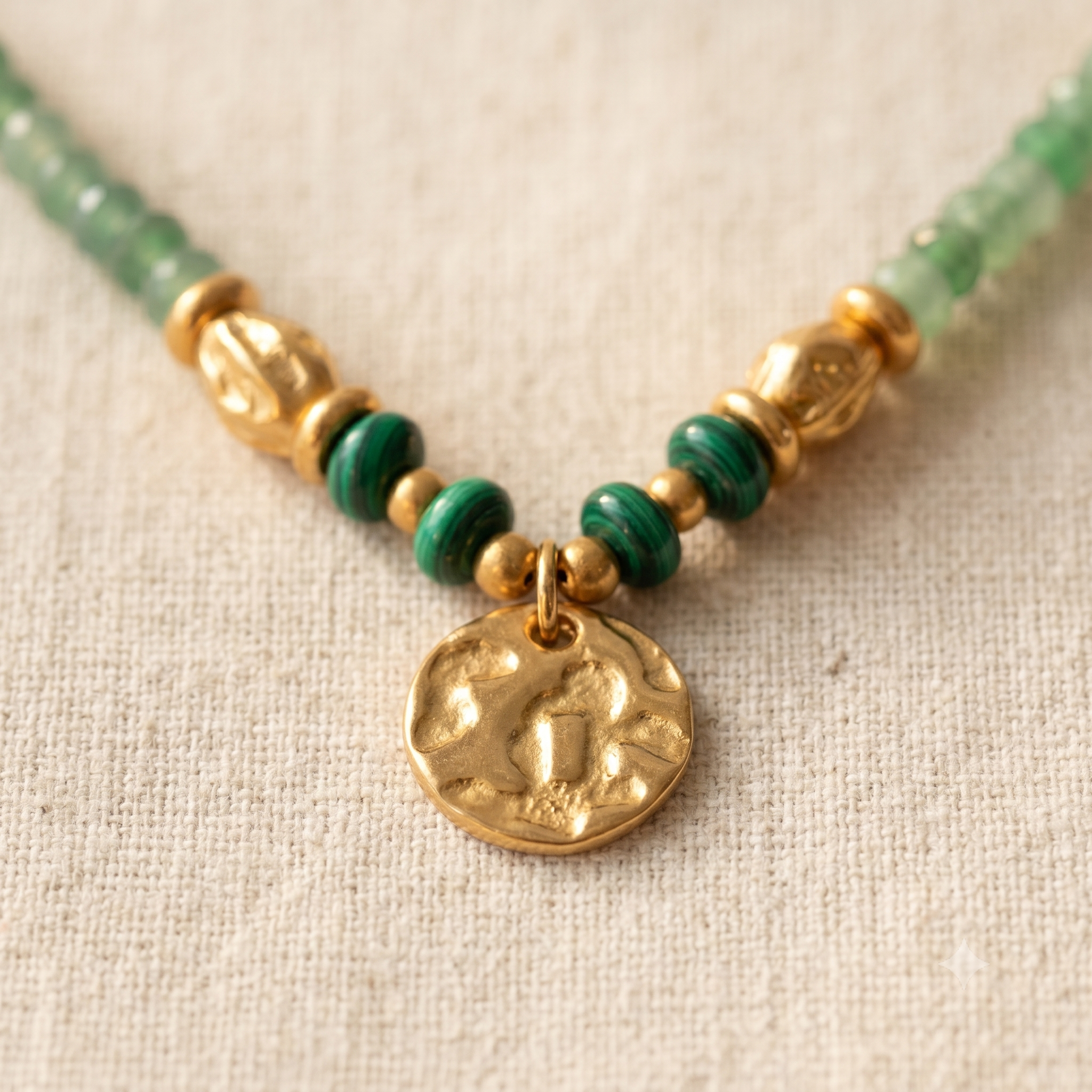 Terra Stone Halskette – Gold Hanger, Studioaufnahme