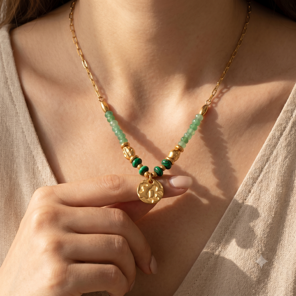 Terra Stone Halskette – Gold Hanger, Styling-Flatlay